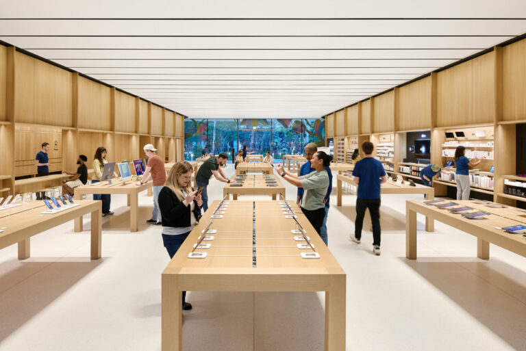 Apple-Miami-Worldcenter-media-preview-store-interior_big.jpg.large