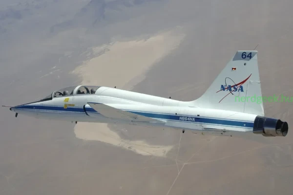 T-38_in_flight_over_Dry_Lake