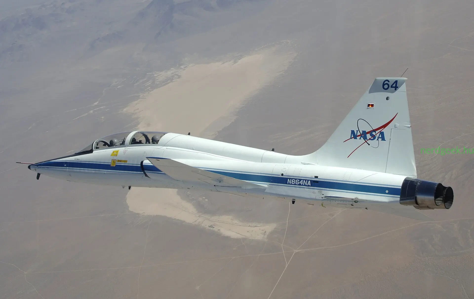 T-38_in_flight_over_Dry_Lake